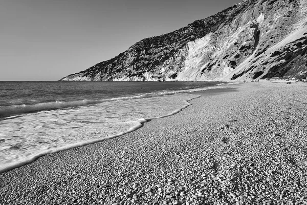 Personas Descansando Playa Rocosa Mitros Isla Cefalonia Grecia Monocromo —  Fotos de Stock