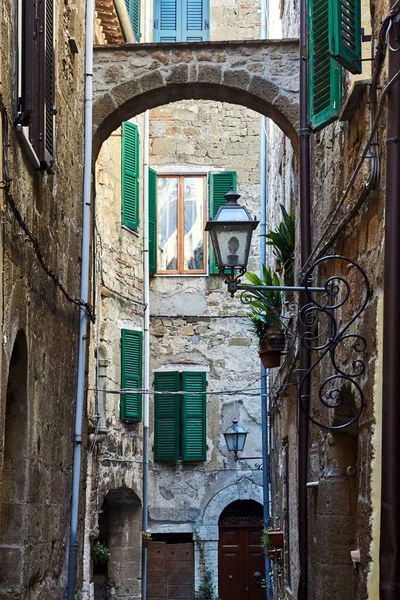 Φανοί Ένα Στενό Δρόμο Πέτρινα Σπίτια Στην Πόλη Pitigliano Ιταλία — Φωτογραφία Αρχείου