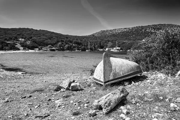 Bote Destruido Una Bahía Rocosa Isla Cefalonia Grecia Monocromo —  Fotos de Stock