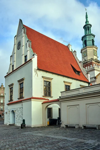 Historická Budova Červenými Střechami Radnicí Náměstí Poznani — Stock fotografie