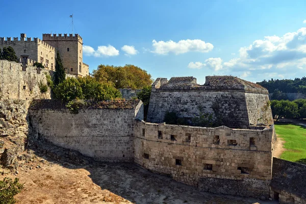 ロードス市内のジョアナイト騎士団中世の城の城壁と櫓 — ストック写真