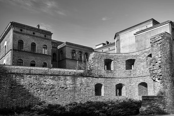 ポズナン市にある中世の塔や歴史的建造物の廃墟 モノクロ — ストック写真