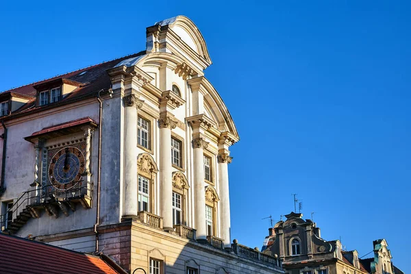 Poznan Saati Olan Tarihi Bir Apartman Dairesine Bakıyor — Stok fotoğraf