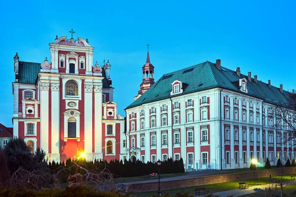 Fasaden Den Barockkatolska Kyrkan Och Historisk Religiös Byggnad Kvällen Poznan — Stockfoto