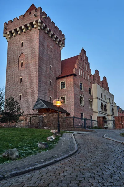 Červená Cihlová Věž Zrekonstruovaný Královský Hrad Večerních Hodinách Poznani — Stock fotografie