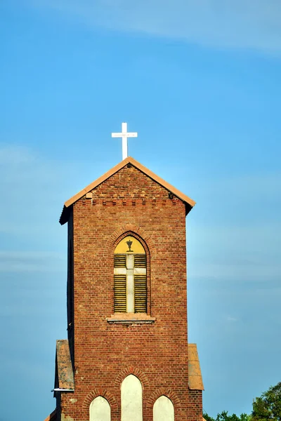 ポーランドのゴシック様式のローマカトリック教会の中世のレンガの鐘楼 — ストック写真
