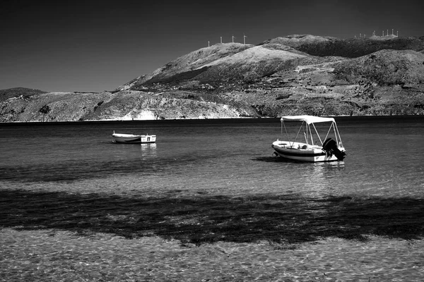 Costa Rochosa Moinhos Vento Uma Colina Ilha Kefalonia Grécia — Fotografia de Stock