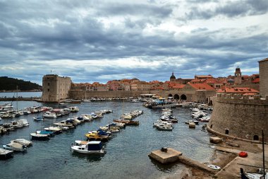 Hırvatistan 'ın Dubrovnik kentinde ortaçağ kent duvarları ve yat limanı