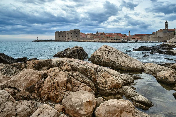 Берегові Скелі Середньовічні Захисні Стіни Місті Дубровник Хорватія — стокове фото
