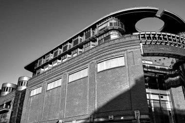 Poznan şehrinde eski bir bira fabrikasının yenilenmiş bir binasının ön cephesi.