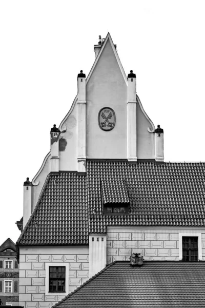 Historické Budovy Červenými Střechami Náměstí Poznani Monochromatický — Stock fotografie