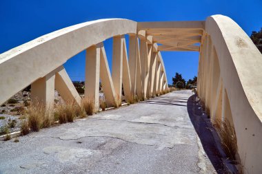 Rodos adasında kurumuş bir nehrin üzerinde kavisli bir köprü.