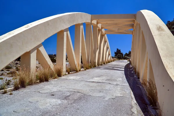 罗得岛上一条横跨干涸河流的拱桥 — 图库照片