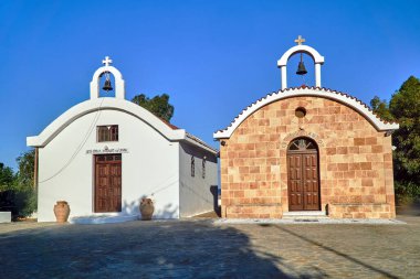 Yunanistan 'ın Rodos adasında çan kuleleri olan iki ortodoks şapeli