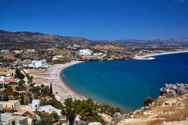 Yunanistan 'ın Rodos adasında plajları ve otelleri olan körfezin manzarası