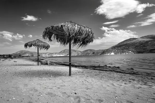 Guarda Chuvas Uma Praia Areia Vazia Ilha Kefalonia Grécia Monocromático — Fotografia de Stock