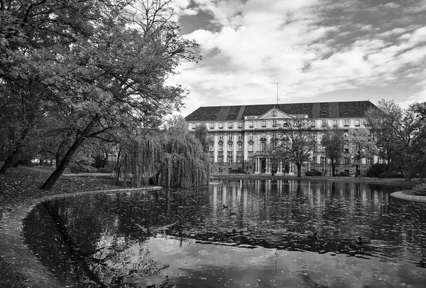 Bäume Und Ein Teich Park Und Ein Historisches Gebäude Herbst — Stockfoto