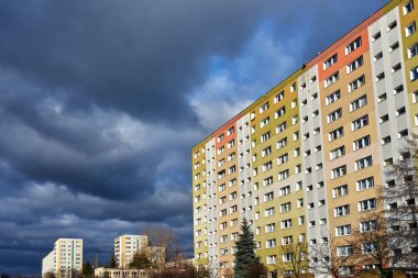 Poznan 'daki yüksek binaların balkonlu cephesi.