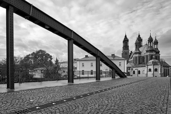 Ocelová Konstrukce Mostu Věže Gotické Katolické Katedrály Poznani Monochromatický — Stock fotografie