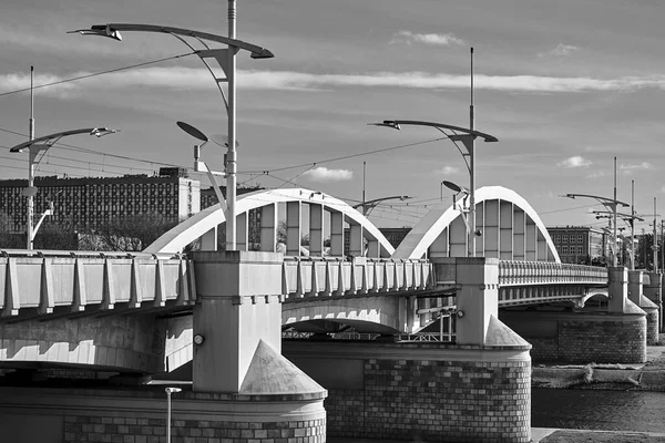 Konstrukcja Stalowa Mostu Nad Rzeką Wartą Poznaniu Monochromatyczna — Zdjęcie stockowe