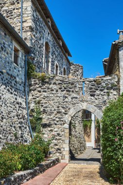 Fransa 'nın Saint-Vincent şehrindeki tarihi binalarda bir ortaçağ kapısı.