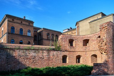 Poznan şehrinde bir ortaçağ kulesi ve tarihi konutların yıkılması