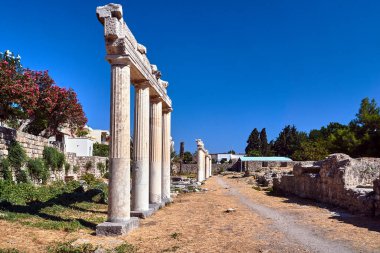 Yunanistan 'ın Kos kentindeki antik harabelerin sütunları