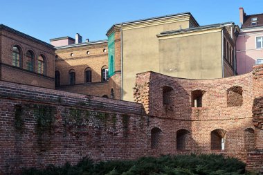 Poznan şehrinde bir ortaçağ kulesi ve tarihi konutların yıkılması