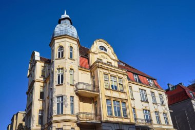 Poznan şehrindeki tarihi apartman binalarının kulesi ve balkonlarıyla yüz yüze.