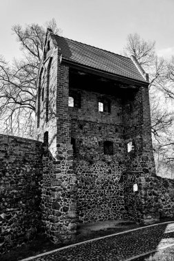 Polonya 'nın Osno şehrinde tek renkli bir kulesi olan ortaçağ savunma duvarları.