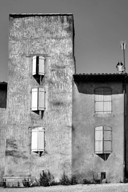 Fransa 'nın Saint-Vincent şehrinde tarihi bir binada tek renkli pencereler.