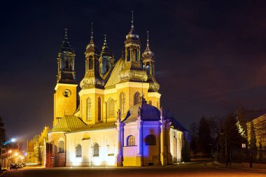 Gotik, Poznan 'da gece boyunca kuleleri olan tarihi bir katedral.