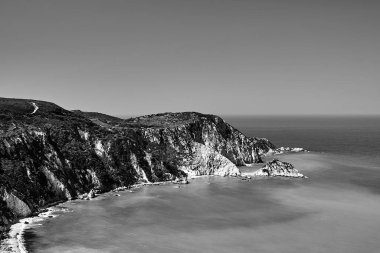 Yunanistan 'ın Kefalonia adasındaki Petani Körfezi' ndeki Rocky sahili