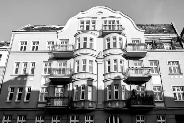 Gevels Met Balkons Van Historische Huurwoningen Stad Poznan Monochroom — Stockfoto