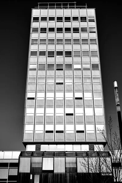 Fachada Edifício Alto Moderno Feito Vidro Alumínio Centro Poznan Monocromático — Fotografia de Stock