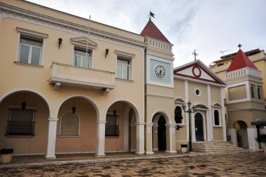 Yunanistan 'ın Zakynthos adasındaki Ortodoks Kilisesi' nin girişi ve saati olan çan kulesi.