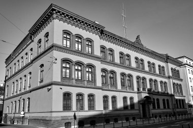 Poznan şehrinin merkezinde tarihi bir bina, tek renkli.