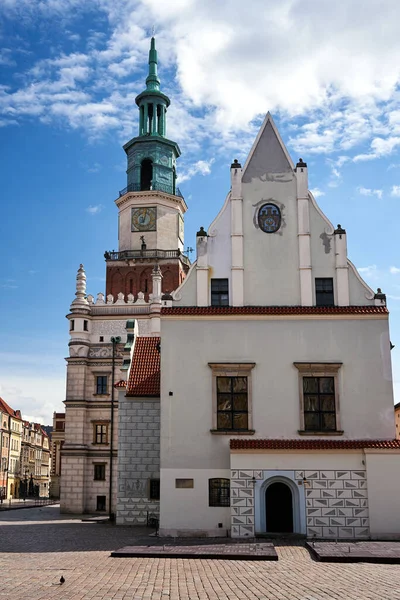 歴史的建造物とポズナン広場のルネサンス様式の町役場の塔 — ストック写真