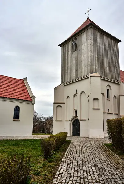 Katolsk Kyrka Landsbygden Med Klockstapel Trä Polen — Stockfoto