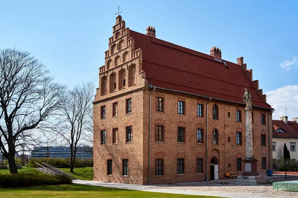 Egy Történelmi Téglaház Homlokzata Poznanban — Stock Fotó