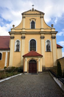 Polonya 'daki barok manastır kilisesi cephesi