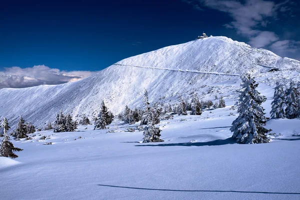 ポーランドの巨人山脈で冬の間に山の上の観光ホステル — ストック写真