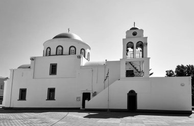 Yunanistan 'ın Kos adasında kubbesi ve çan kulesi olan ortodoks kilisesi.