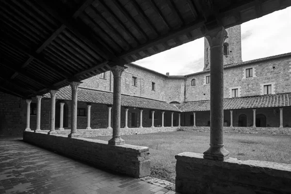 トスカーナのマッサ マリティマの街の歴史的な修道院の回廊を持つ中庭 モノクロ — ストック写真
