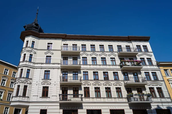 Una Casa Histórica Con Una Torre Ciudad Poznan —  Fotos de Stock