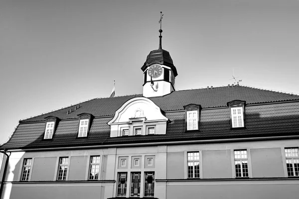 Histórica Prefeitura Com Uma Torre Relógio Cidade Kornik Polônia Monocromática — Fotografia de Stock