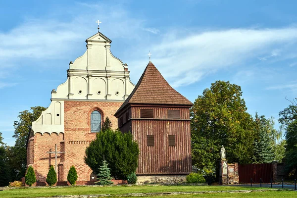 Ξύλινο Καμπαναριό Και Πρόσοψη Της Ιστορικής Καθολικής Εκκλησίας Στο Πόζναν — Φωτογραφία Αρχείου