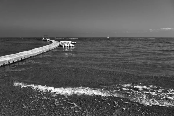 Pływający Pomost Motorówką Pontonami Plaży Wyspie Zakynthos Grecji Monochromatyczny — Zdjęcie stockowe