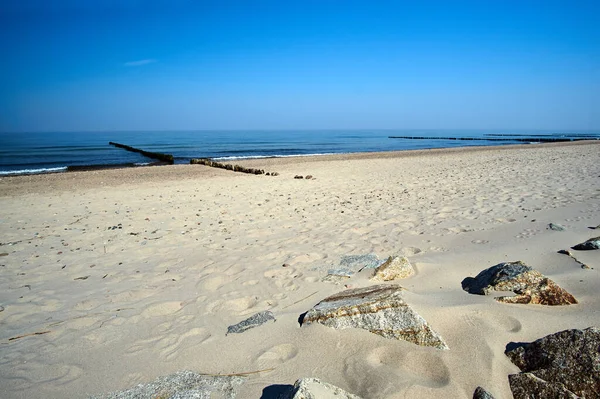 Głazy Piaszczystej Plaży Drewnianymi Falochronami Wybrzeżu Morza Bałtyckiego Polsce — Zdjęcie stockowe