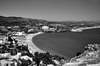 Yunanistan 'ın Rodos adasındaki plaj ve otellerin olduğu körfezin manzarası, tek renkli.